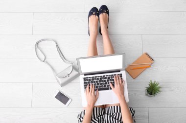 Kadın blogger dizüstü evde kullanma