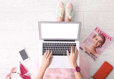Kadın blogger dizüstü evde kullanma