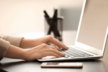 Ofiste laptop kullanan bir kadın