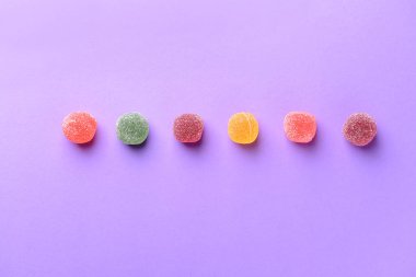 Lezzetli tatlı marmelat şekerler renk arka plan üzerinde
