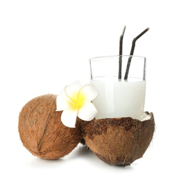 Beyaz zemin üzerine lezzetli Hindistan cevizi sütü ile kompozisyon