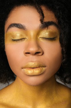 Afrikalı-Amerikalı kadın vücudunda, closeup altın boya ile