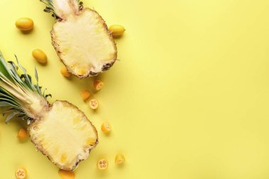 Olgun kesme ananas ve mandalina renk arka plan üzerinde
