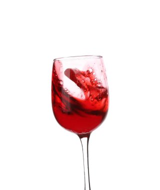 Kırmızı şarap beyaz zemin üzerine sıçramasına ile cam