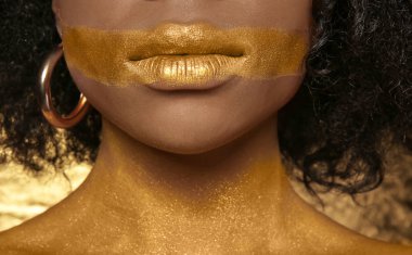 Afrikalı-Amerikalı kadın vücudunda, closeup altın boya ile