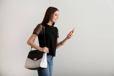 Açık renkli üstünde hareket eden telefon ile güzel işkadını portresi