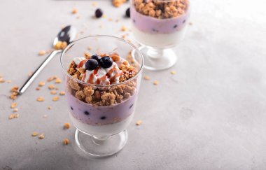 Cam gri masada yoğurtlu lezzetli granola