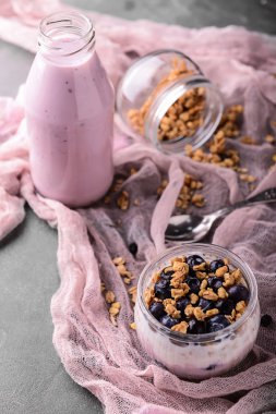 Gri masada yoğurtlu lezzetli granola