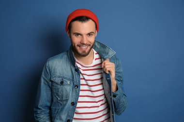 Kot ceket renk arka plan üzerinde şık genç adam