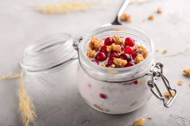 Gri masada kavanoza yoğurt ile lezzetli granola