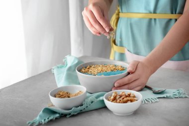 Kadın mutfakta lezzetli granola hazırlanıyor