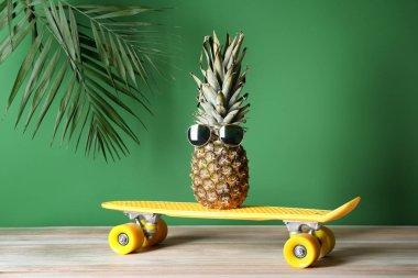 Kaykay renk arka plan üzerinde komik ananas