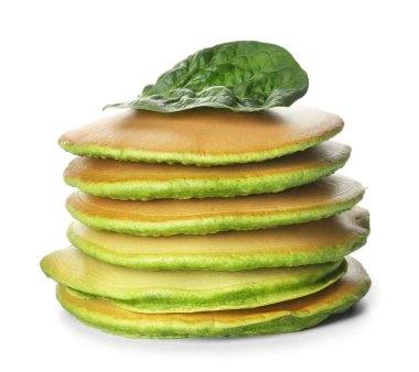 Beyaz arka planda lezzetli yeşil krepler