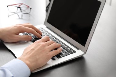 Genç işadamı dizüstü bilgisayar ofis, closeup ile çalışma
