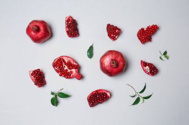 açık renkli olarak olgun nar