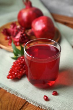 Lezzetli nar suyu masada