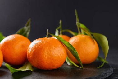 Tablo, closeup lezzetli mandalina ile kayrak plaka