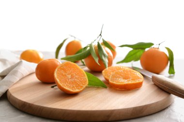 Ahşap tahta üzerinde lezzetli mandalina