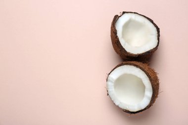 Olgun Hindistan cevizi renk arka plan üzerinde kesmek