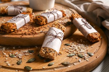 Lezzetli granola barlar ahşap kurullarında