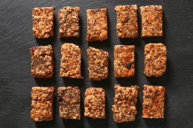 Lezzetli granola barlar koyu arka plan üzerinde