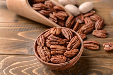 Ahşap masa üzerinde cevizli Fındıklı kase