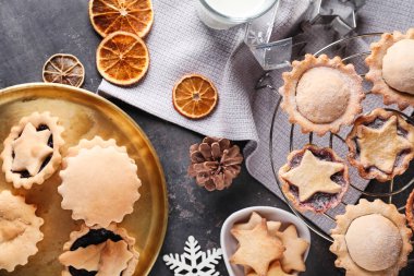 Masada lezzetli kıymalı börek ile kompozisyon