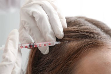 Kadın saç dökülmesi sorunu alıcı enjeksiyon Kliniği, closeup ile