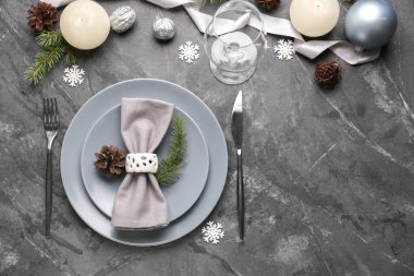 Noel yemeği için festival tablo ayarı