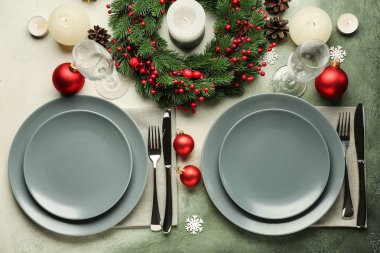 Noel yemeği için festival tablo ayarı
