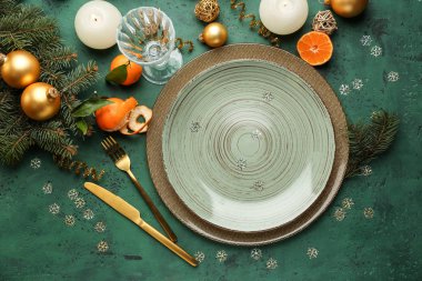 Noel yemeği için festival tablo ayarı