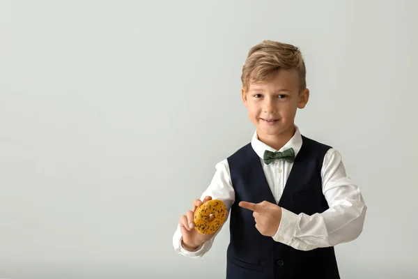Симпатичный Маленький Мальчик Пончиком Светлом Фоне — стоковое фото