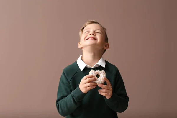 Χαριτωμένο Μικρό Αγόρι Ντόνατ Στο Χρώμα Φόντου — Φωτογραφία Αρχείου