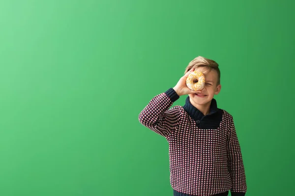 Lindo Niño Con Rosquilla Fondo Color — Foto de Stock