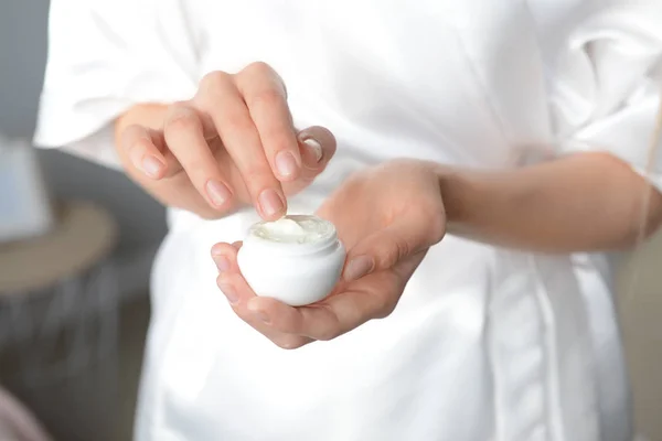 Mujer Joven Aplicando Crema Manos Primer Plano —  Fotos de Stock