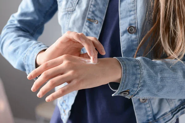 Jonge Vrouw Toepassing Hand Crème Close — Stockfoto