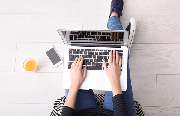 Blogueira Feminina Usando Laptop Casa — Fotografia de Stock