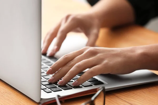 Woman Using Laptop Office Closeup — Stock Photo, Image