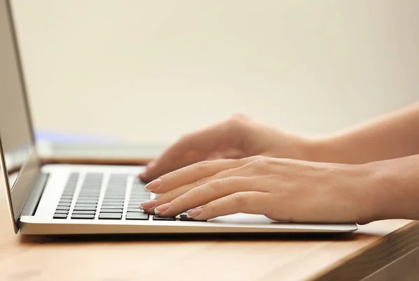 Frau Mit Laptop Büro Nahaufnahme — Stockfoto