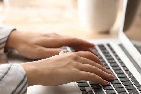 Frau Mit Laptop Büro Nahaufnahme — Stockfoto