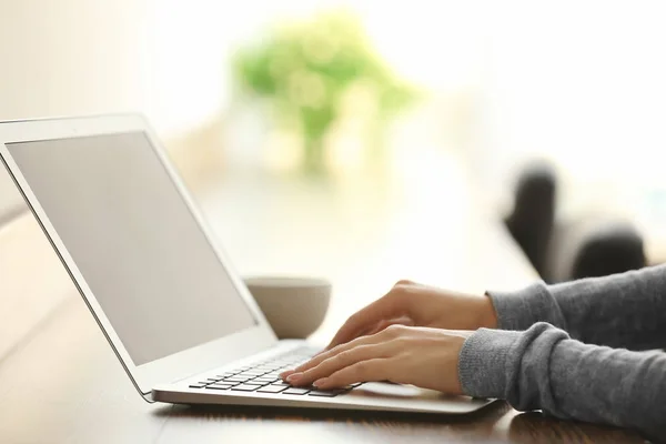 Frau Benutzt Laptop Café — Stockfoto