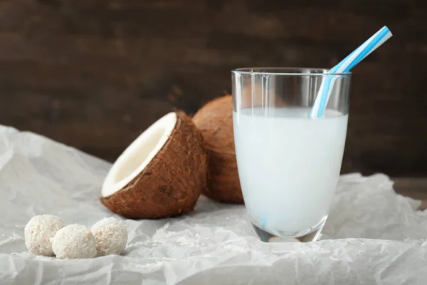 Стакан Вкусной Кокосовой Воды Столе — стоковое фото