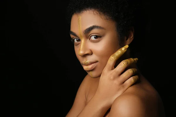 African American Woman Golden Paint Her Body Black Background — Stock Photo, Image