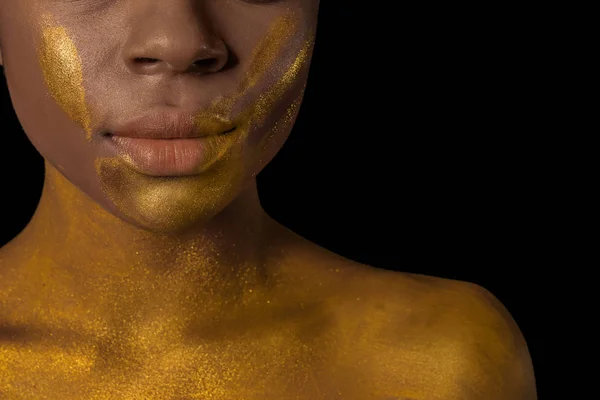 Mujer Afroamericana Con Pintura Dorada Cuerpo Sobre Fondo Negro Primer — Foto de Stock