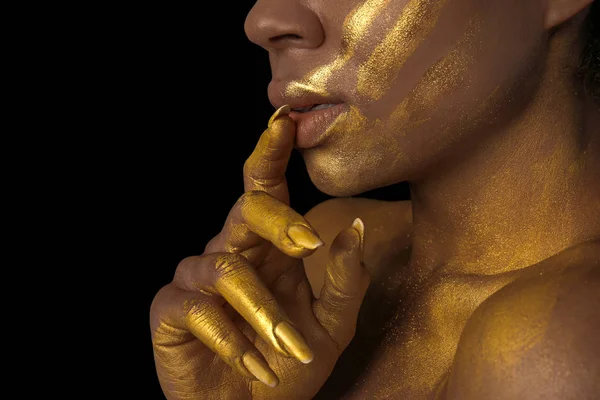 Mulher Afro Americana Com Tinta Dourada Seu Corpo Contra Fundo — Fotografia de Stock