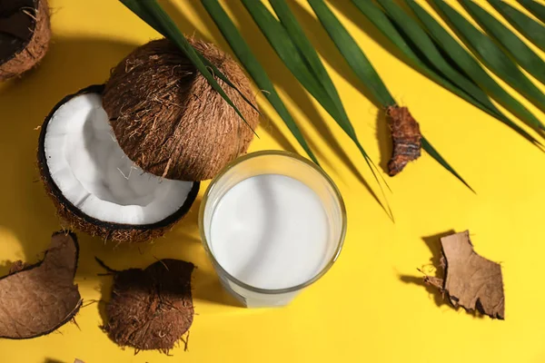 色の背景上のおいしいココナッツ ミルクのガラス — ストック写真