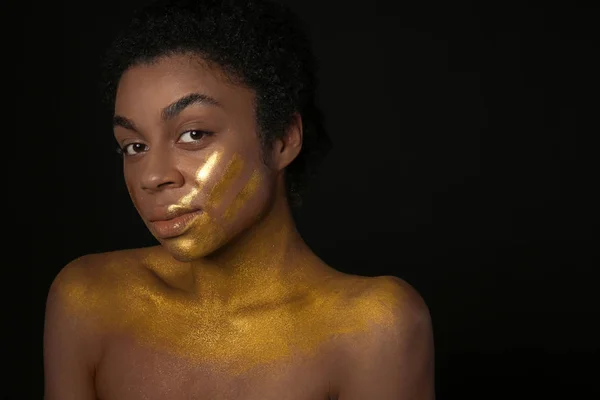 African American Woman Golden Paint Her Body Black Background — Stock Photo, Image