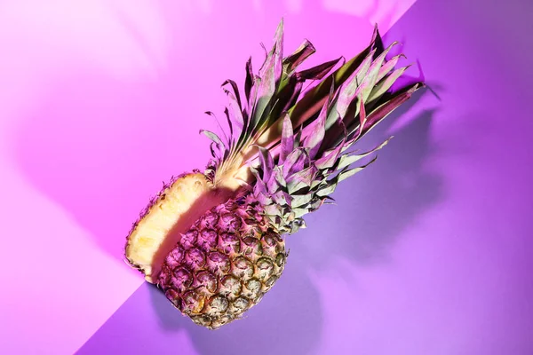 Ananas Maturo Tagliato Sfondo Colore — Foto Stock