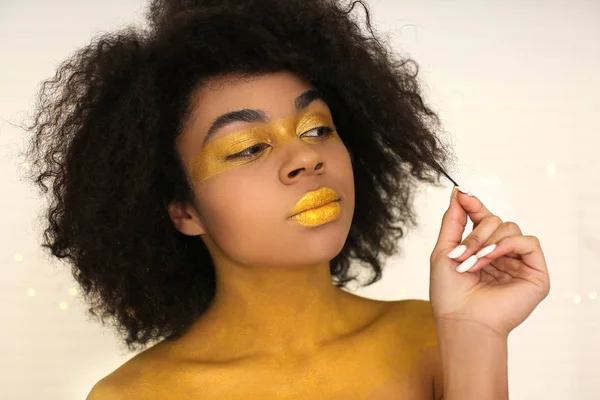 Afro Kobieta Złotej Farby Jej Ciele Jasnym Tle — Zdjęcie stockowe