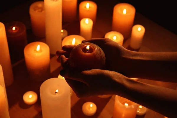 Frau Mit Vielen Brennenden Kerzen Der Dunkelheit — Stockfoto